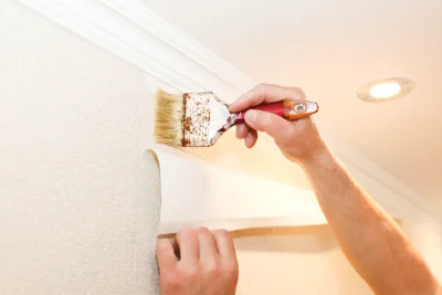 Pose de papier peint à Sare — revêtements muraux et toiles de verre